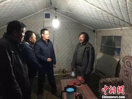 图为联合工作组抵达震中多加村后与住进帐篷的牧民了解相关情况 青公宣