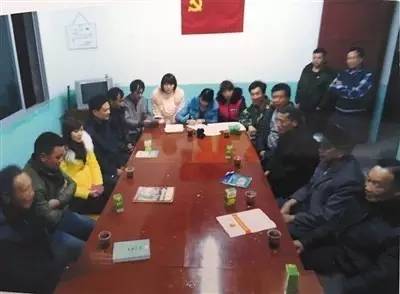 △庄里村两委开会时的照片,图中穿迷彩服者是周炳耀。这是他为数不多的工作照之一。