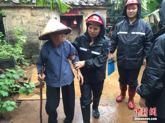 涠洲岛上工作人员正在转移安置贫困户。李丰福 摄