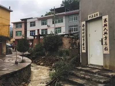 △周炳耀家后面的庄里溪。9月15日,周炳耀清理涵洞淤塞物时,从桥上落水。