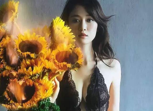 娱乐圈的“豪乳”担当,她们的车更豪