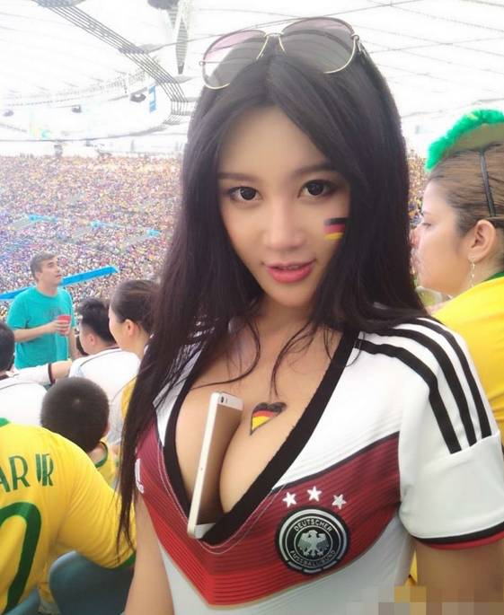 娱乐圈的“豪乳”担当,她们的车更豪