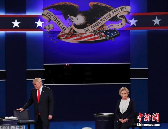 资料图：当地时间10月9日晚，美国共和党总统候选人特朗普和民主党总统候选人希拉里在密苏里州圣路易斯市展开第二场电视辩论。
