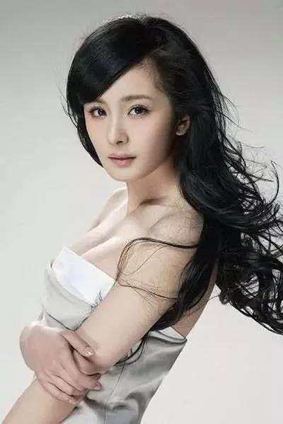 娱乐圈的“豪乳”担当,她们的车更豪