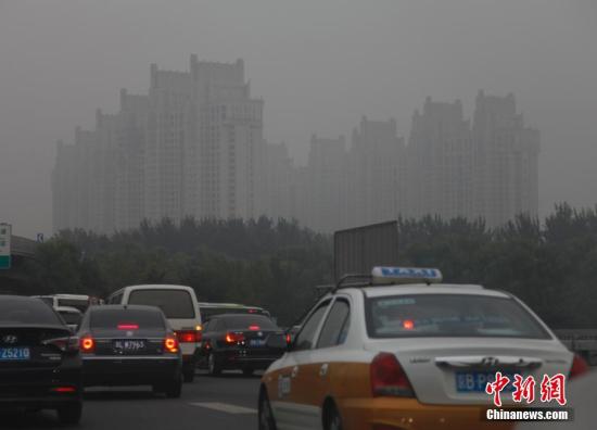 　　资料图：10月18日，北京官方再次发布空气重污染黄色预警，而此时距离解除上一次空气重污染黄色预警仅过去48小时有余。受此影响，京津冀部分高速封路中新社记者 刘关关