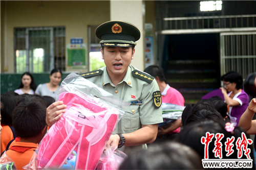 广东江门救火英雄将慰问金捐助188名小学生