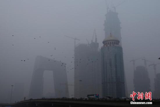  10月19日，北京雾霾加重，霾黄色预警、大雾黄色预警、空气重污染黄色预警持续。据北京市气象局官方微博消息，目前受雾、霾天气影响，北京能见度较低，局地不足1公里。中新社记者 李慧思 摄