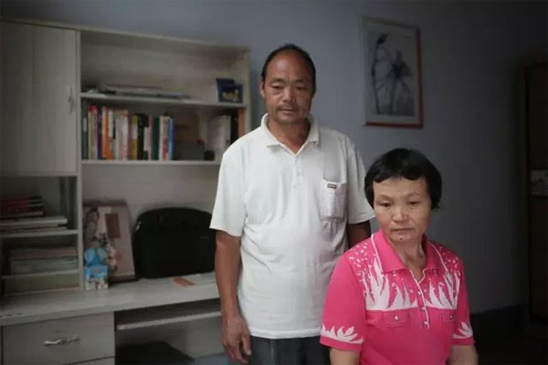 10月7日，山东临沂，徐玉玉的父母在女儿曾经生活的房间。新京报记者侯少卿 摄