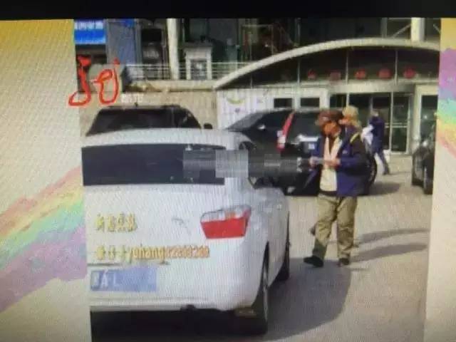 挪车电话贴车上,原来这么危险!