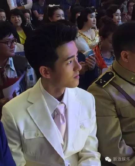 刘昊然还是乖乖放下刘海吧!这发型有点欣赏不