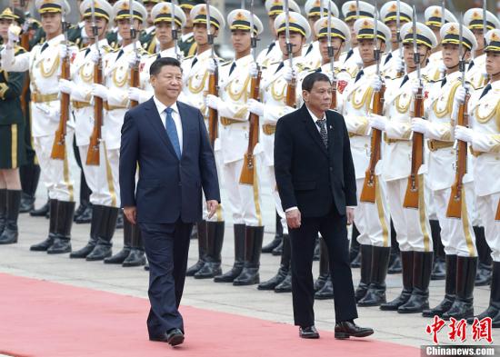 10月20日，中国国家主席习近平在北京人民大会堂东门外广场举行欢迎仪式，欢迎菲律宾总统杜特尔特访华。中新社记者 杜洋 摄