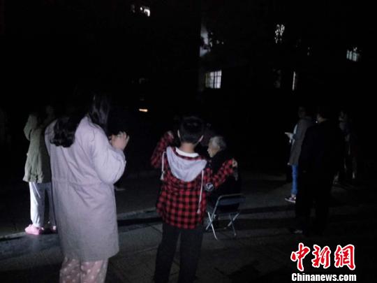 地震后，市民在空旷处躲避。 谷华 摄