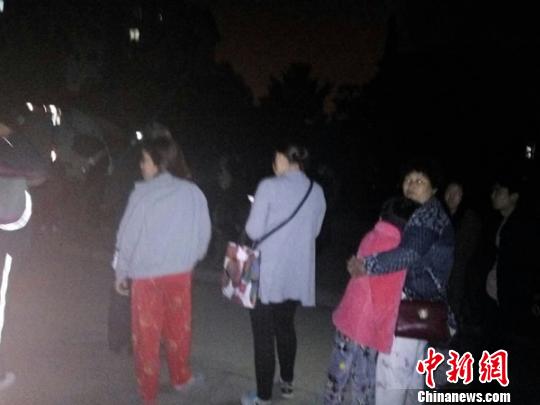 地震后，市民在空旷处躲避。 谷华 摄