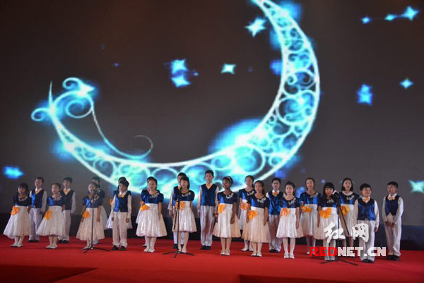 英国长沙签证中心成立 小荷尖角合唱团歌唱中