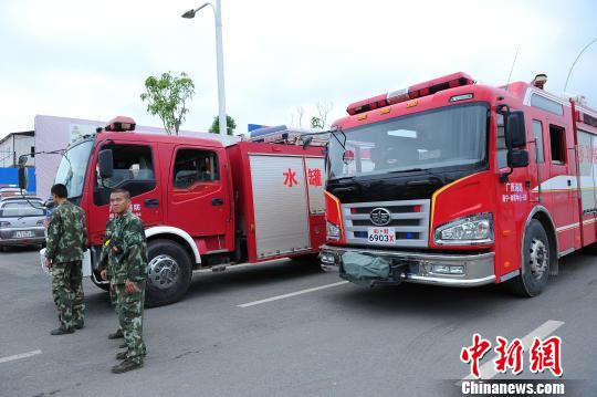 图为事发点外停放的消防车。 胡雁 摄