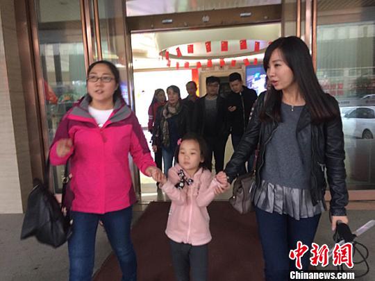 图为郑州市陇海医院的工作人员送王金丽去市儿童福利院 。 王秋兰 摄