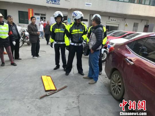 　图为骑警队员正在现场了解情况。 钟欣 摄