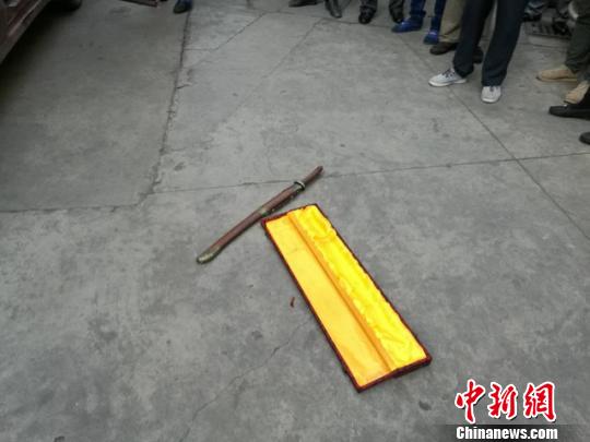 图为嫌疑人杨某所持管制刀具。 钟欣 摄