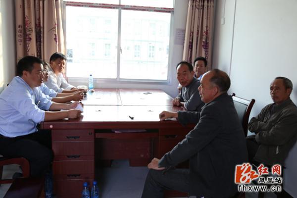 凤凰农商银行领导班子入户慰问群众助力精准脱