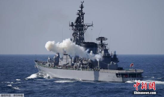 资料图：当地时间2015年10月18日，日本海上自卫队在相模湾正式举行“观舰式”。图为日本海上自卫队“岛风号”驱逐舰鸣礼炮。
