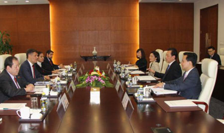 外交部副部长王超同委内瑞拉副外长共同主持中