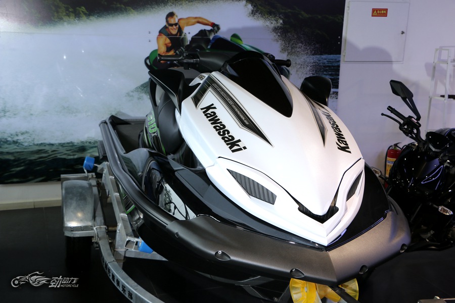 专属夏日的一丝快意 川崎摩托艇介绍