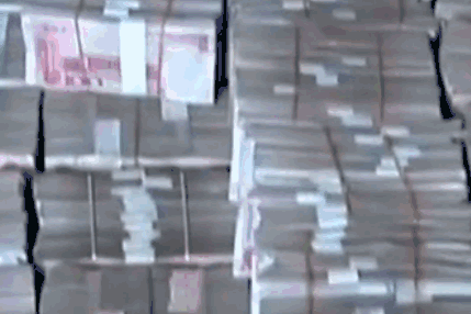 △专案组从魏鹏远一处房产里起获的大量现金