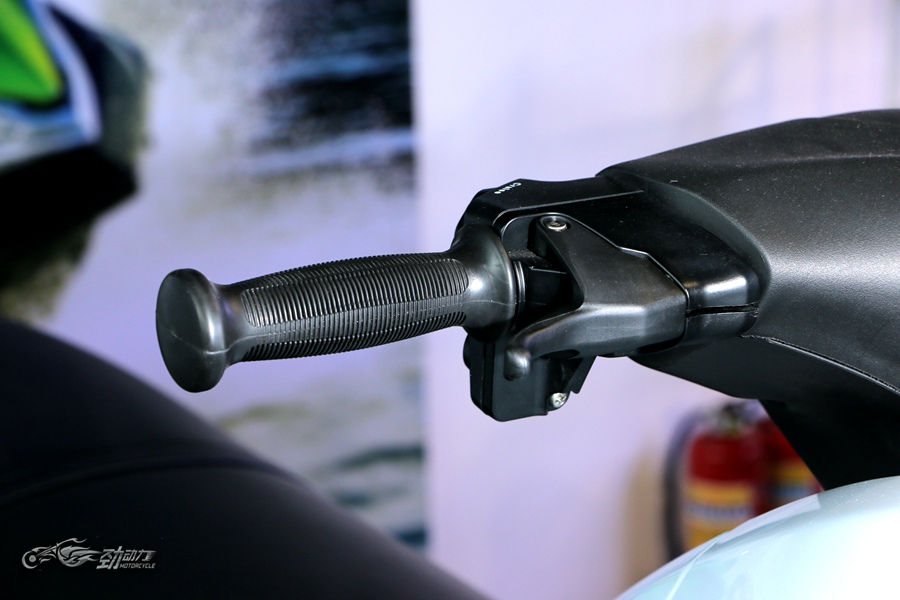 专属夏日的一丝快意 川崎摩托艇介绍