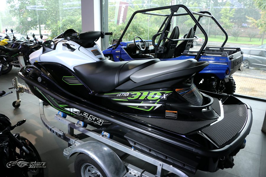 专属夏日的一丝快意 川崎摩托艇介绍