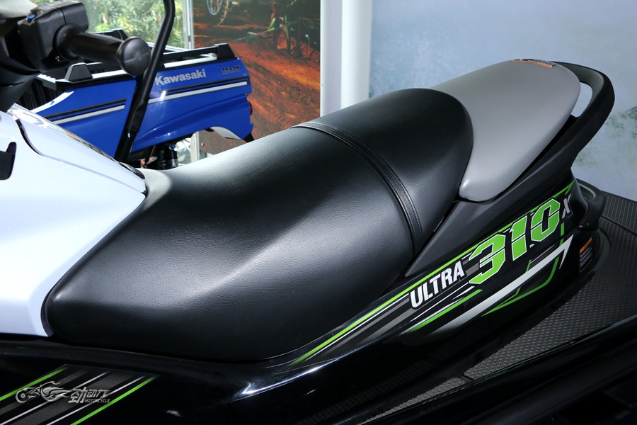 专属夏日的一丝快意 川崎摩托艇介绍