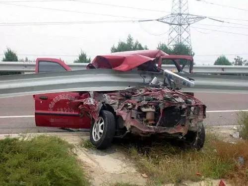 比车震更刺激 蛇蝎美人之“死亡公路”