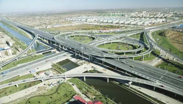 比车震更刺激 蛇蝎美人之“死亡公路”