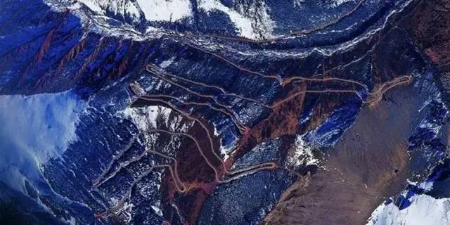 比车震更刺激 蛇蝎美人之“死亡公路”