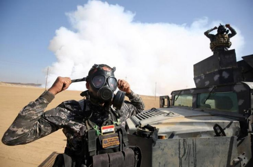 极端组织“伊斯兰国”(IS)22日在伊拉克北部作战时放火焚烧一座硫磺工厂。（图片来源：法新社）