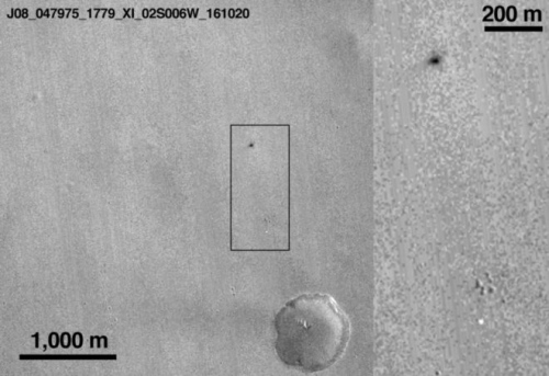 科学家表示，火星表面的黑色斑点可能是撞击之后形成的凹陷 。（图片来源：美联社）