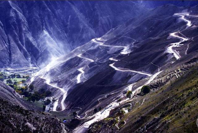 比车震更刺激 蛇蝎美人之“死亡公路”