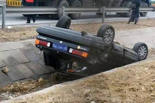 比车震更刺激 蛇蝎美人之“死亡公路”