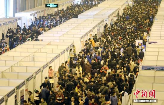 资料图：人才招聘会。 图片来源：视觉中国