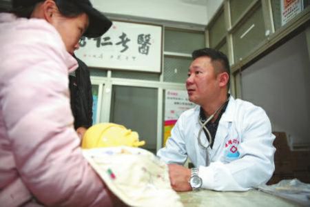 嘴对嘴吸痰 救了娃的命