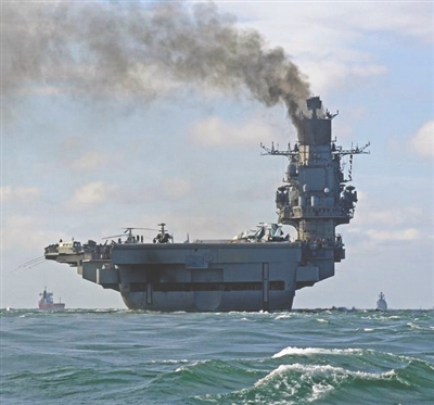 英海军战舰拍摄的“库兹涅佐夫”号航母编队