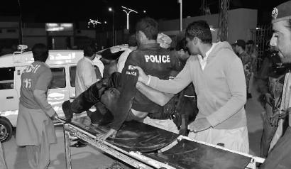 在巴基斯坦奎达，人们将一名受伤人员转移至医院 新华社发