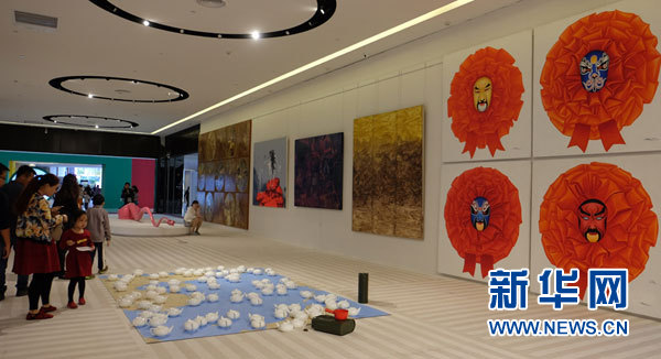 首届海南国际旅游贸易博览会上的海南国际艺术双年展（3月26日摄）。新华网发（曾玉清 摄）