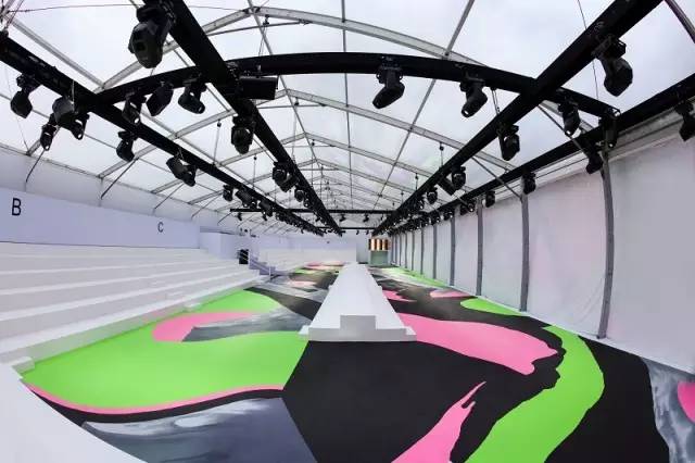 怎样把一个品牌变时髦,将秀场开进电音现场吧