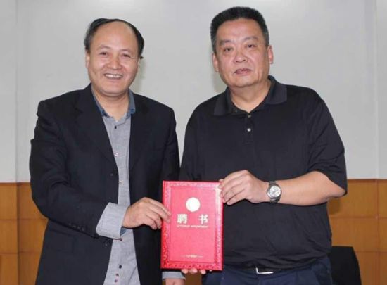 旅美作家冰凌受聘杭州商学院兼职教授(图)|商学