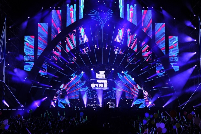 怎样把一个品牌变时髦,将秀场开进电音现场吧