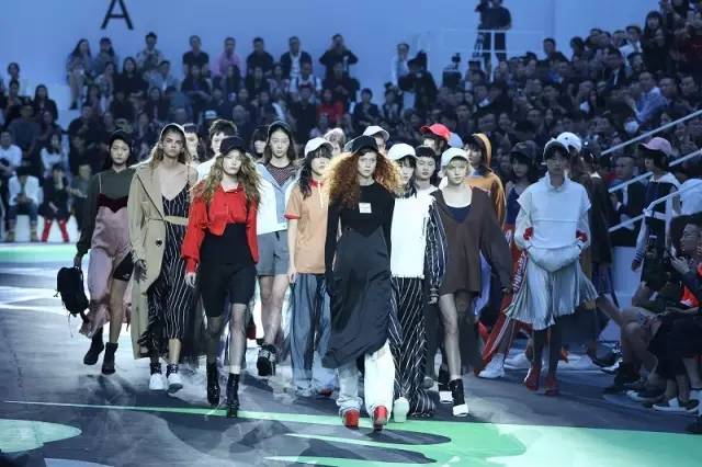 怎样把一个品牌变时髦,将秀场开进电音现场吧