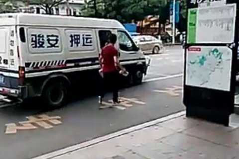 东莞一男子追砸押运车 被押运员开枪打死|男子