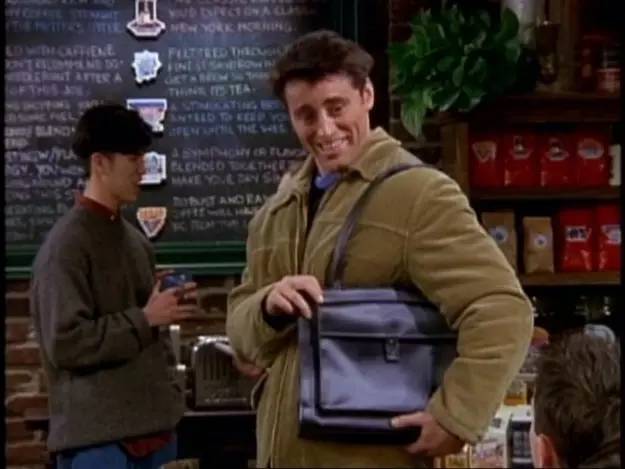 嘲笑Joey背了一个女士挎包