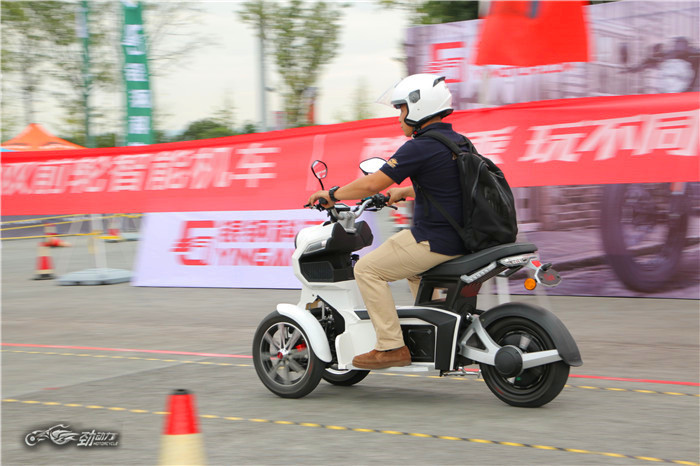 玩出格的倒三轮电动车