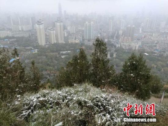 　资料图 甘肃迎下半年首场降雪，多地气温骤降“一夜入冬”。杨艳敏 摄